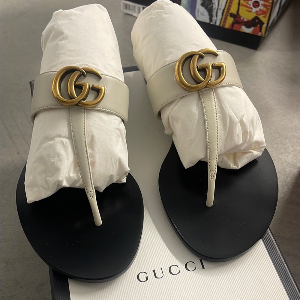 Gucci Women's Black and Cream Sandals